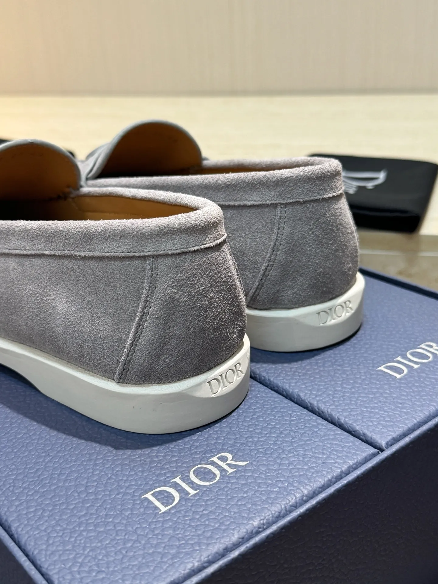 Factory price: 420💰Dior*Granville men's lace-up casual shoes-original replica Buy the original version and get a one-to-one replica. It is a casual dress shoe. Crafted from luxuriously soft navy suede, it features an Oblique printed panel on the upper. The lightweight white rubber sole adds sophistication, with an Oblique pattern engraved on the outsole and branding on the back. Adds elegance to any casual look. Imported cowhide suede + imported cowhide lining + original outsole Size: 39-44 (45 46 customized)